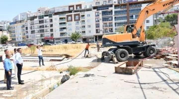 İzmir Çiğli’de kaçak yapının yerine yol ve park