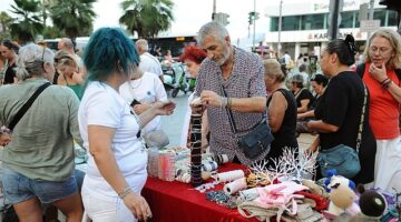 Karşıyaka Çarşısı ‘El Emeği Gece Pazarı’ ile şenlendi