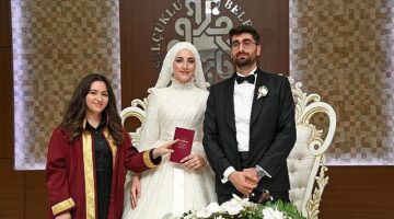 Konya’nın ilk ve tek kadın nikah memuru Esra Solak, Selçuklu Belediyesi Evlendirme Memurluğu’nda görevini başarı ile yürütüyor.