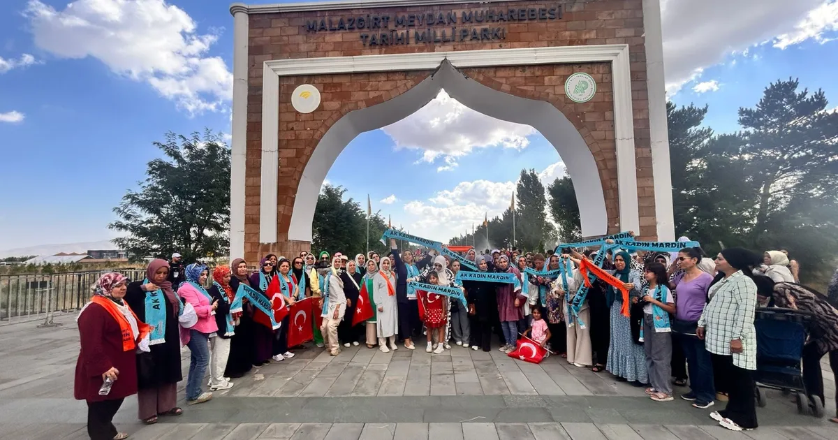 Mardinli  AK Kadınlar Malazgirt’te gövde gösterisinde bulundu 