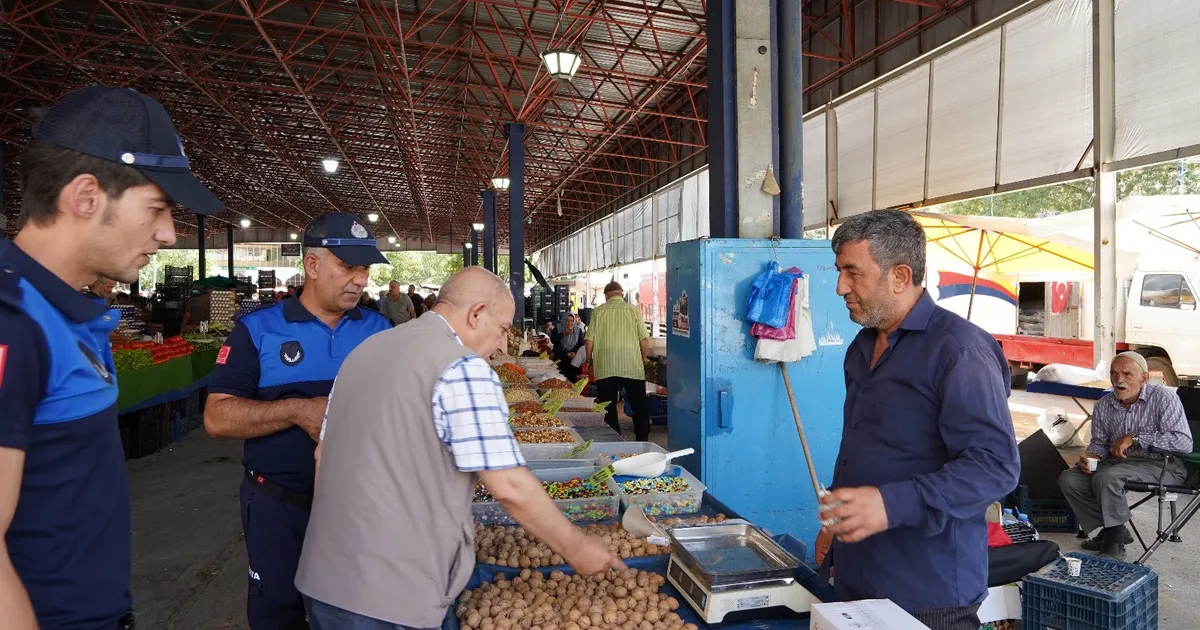 Melikgazi Belediyesi zabıta ekipleri pazar denetimi yaptı