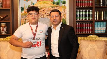 Nevşehir Belediye Başkanı Rasim Arı, Nevşehir Belediyesi Gençlik ve Spor Kulübü çatısı altında katıldığı çeşitli turnuvalarda derece elde eden sporcuları ödüllendirdi.