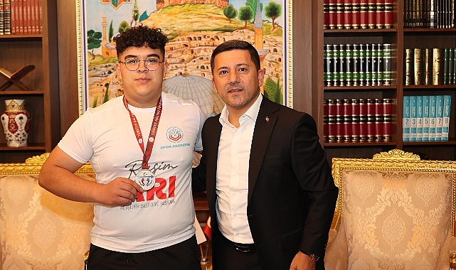 Nevşehir Belediye Başkanı Rasim Arı, Nevşehir Belediyesi Gençlik ve Spor Kulübü çatısı altında katıldığı çeşitli turnuvalarda derece elde eden sporcuları ödüllendirdi.