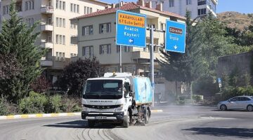 Nevşehir Belediyesi, hafta sonu tüm birimleriyle saha da altyapı ve üstyapı çalışmalarını sürdürüyor.