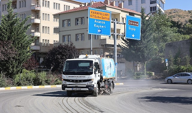 Nevşehir Belediyesi, hafta sonu tüm birimleriyle saha da altyapı ve üstyapı çalışmalarını sürdürüyor.