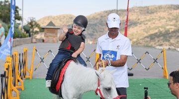 Nevşehir Belediyesi ile Türkiye Jokey Kulübü işbirliğinde düzenlenen ‘Pony Club Şehrinize Geliyor’ isimli proje kapsamında Kayaşehir’de atlara binen çocuklar unutamayacakları bir deneyim yaşadılar