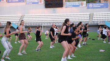 Nilüferliler zumba ile hem eğlendi hem spor yaptı