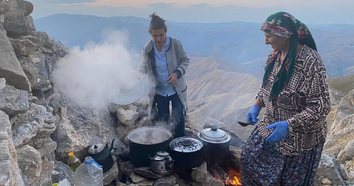 Sason’lu  Ermeniler Mereto zirvesinde mum yakıp dua etti