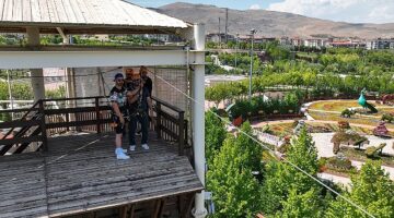 Selçuklu Belediyesi tarafından macera tutkunları için Kelebekler Vadisi Parkı içerisine yapılan Macera Kulesi açıldı. Alanda yer alan Zipline (Kaytel) adrenalin tutkunlarını bekliyor