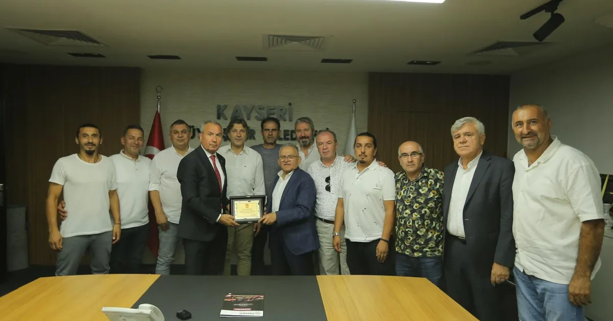 TÜRFAD Kayseri’den Büyükkılıç’a plaket