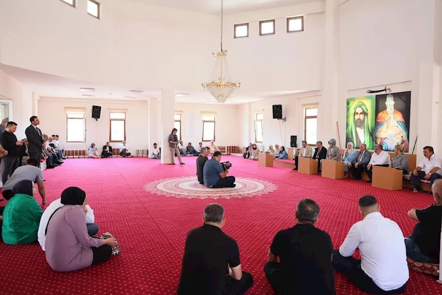 Bakan Göktaş Alevi vatandaşlarla bir araya geldi, aşure dağıttı