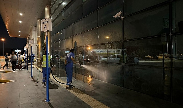 Aydın Büyükşehir Belediyesi, Aydın Şehirler Arası Otobüs Terminali’nde gerçekleştirdiği rutin temizlik çalışmalarını sürdürüyor