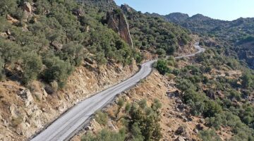 Aydın Büyükşehir Belediyesi, kent genelinde eş zamanlı olarak sürdürülen yol yapım çalışmalarına devam ediyor.