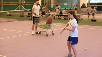 Bakırköy Belediyesi’nin 8-14 yaş arası çocuklara sunduğu Yaz Spor Okullarında eğitimler devam ediyor