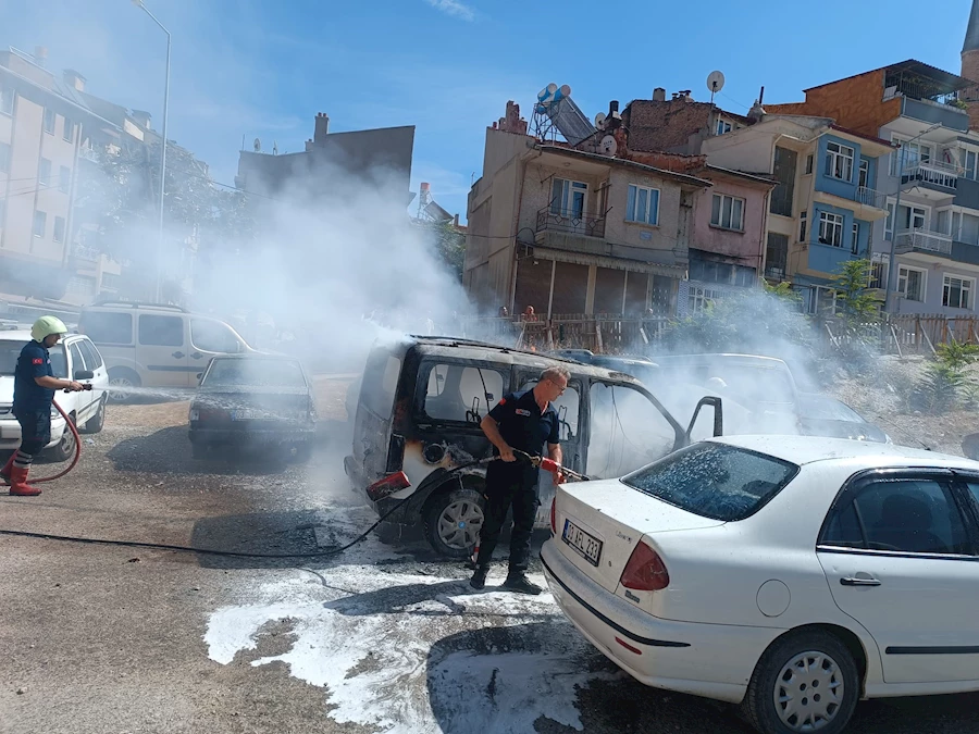 Afyonkarahisar'da Otoparkta Yangın Paniği: Araç Küle Döndü