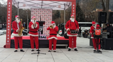 Zafer Meydanı’nda “Noel Baba” Kostümlü Müzik Şöleni