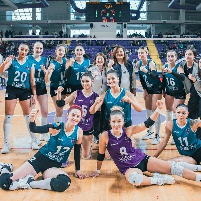 Afyonkarahisar Belediyesi Yüntaş Voleybol Takımı'ndan Görkemli Zafer