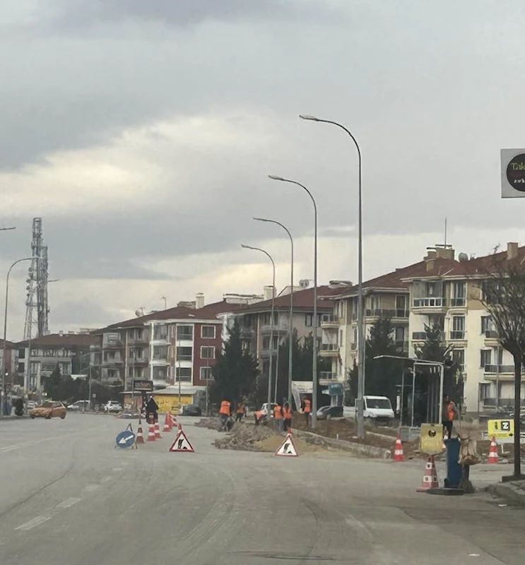 Uydukent Adnan Kahveci Bulvarında Bölünmüş Yol Çalışması Başladı